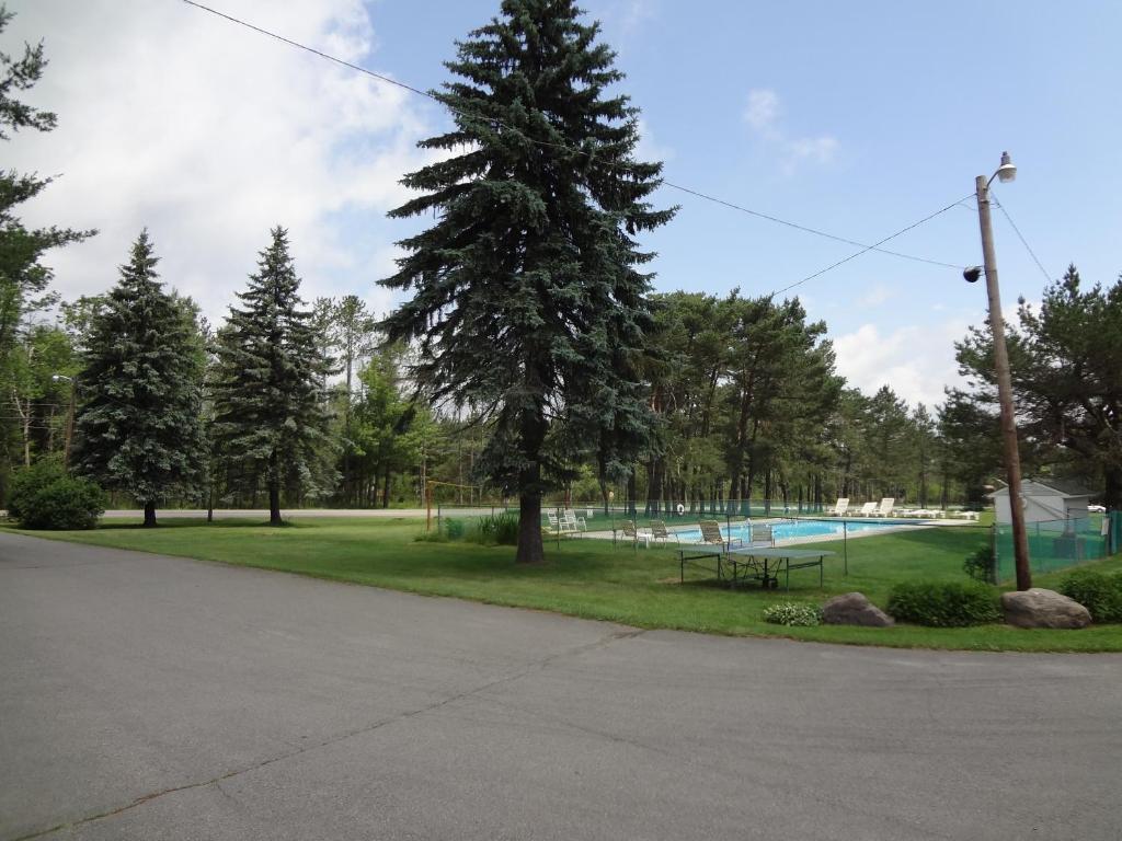 Sullivan Trail Inn & Suites Pocono Lake Exterior photo