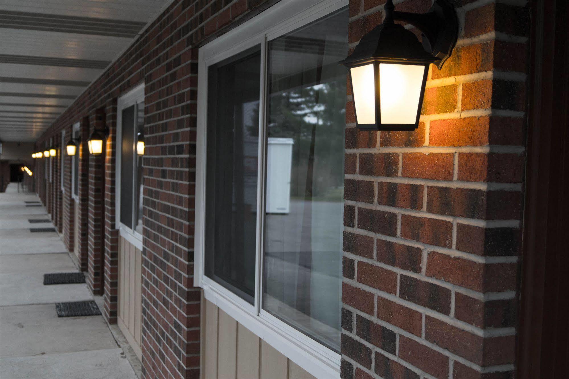 Sullivan Trail Inn & Suites Pocono Lake Exterior photo